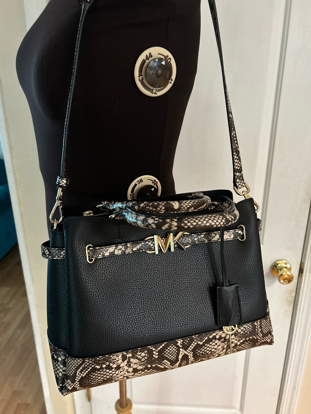 Michael Kors Shoulder Hand Bag Black And Snakeskin Leather Read List